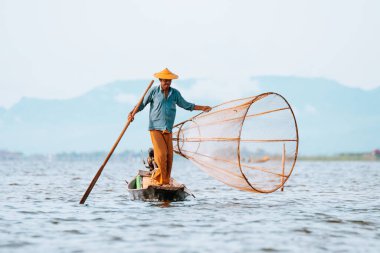 Myanmar Gölü. 17 Ağustos, 2019: inle Gölü 'nün geleneksel balıkçısı balık tutuyor.