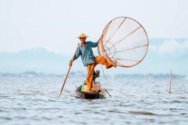 Myanmar Gölü. 17 Ağustos, 2019: inle Gölü 'nün geleneksel balıkçısı balık tutuyor.