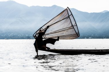 Myanmar Gölü. 17 Ağustos, 2019: inle Gölü 'nün geleneksel balıkçısı balık tutuyor.