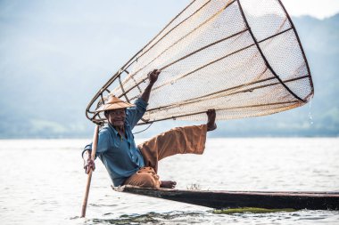 Myanmar Gölü. 17 Ağustos, 2019: inle Gölü 'nün geleneksel balıkçısı balık tutuyor.