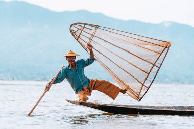 Myanmar Gölü. 17 Ağustos, 2019: inle Gölü 'nün geleneksel balıkçısı balık tutuyor.