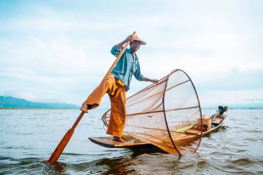 Myanmar Gölü. 17 Ağustos, 2019: inle Gölü 'nün geleneksel balıkçısı balık tutuyor.