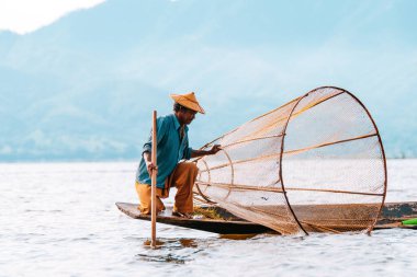 Myanmar Gölü. 17 Ağustos, 2019: inle Gölü 'nün geleneksel balıkçısı balık tutuyor.