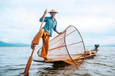 Myanmar Gölü. 17 Ağustos, 2019: inle Gölü 'nün geleneksel balıkçısı balık tutuyor.