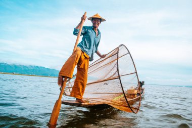 Myanmar Gölü. 17 Ağustos, 2019: inle Gölü 'nün geleneksel balıkçısı balık tutuyor.