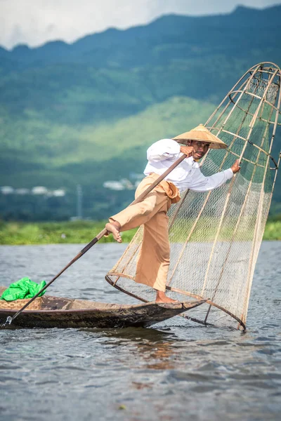 Myanmar Gölü. 17 Ağustos, 2019: inle Gölü 'nün geleneksel balıkçısı balık tutuyor.