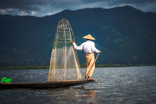 Myanmar Gölü. 17 Ağustos, 2019: inle Gölü 'nün geleneksel balıkçısı balık tutuyor.