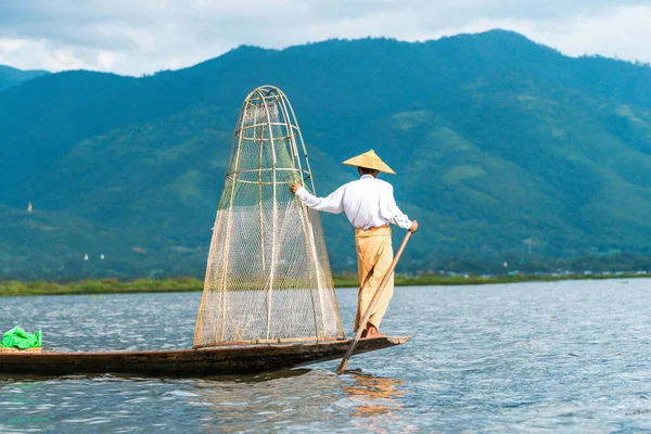 Lac Inle Myanmar Août 2019 Pêcheur Traditionnel Lac Inle Attrapant — Photo