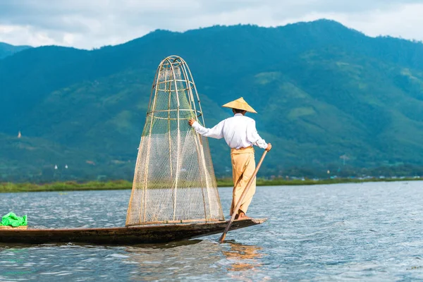 Myanmar Gölü. 17 Ağustos, 2019: inle Gölü 'nün geleneksel balıkçısı balık tutuyor.