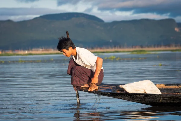 Myanmar Gölü. 17 Ağustos, 2019: inle Gölü 'nün geleneksel balıkçısı balık tutuyor.