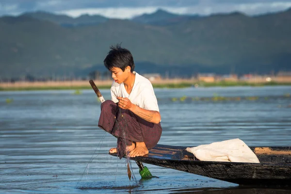 Myanmar Gölü. 17 Ağustos, 2019: inle Gölü 'nün geleneksel balıkçısı balık tutuyor.
