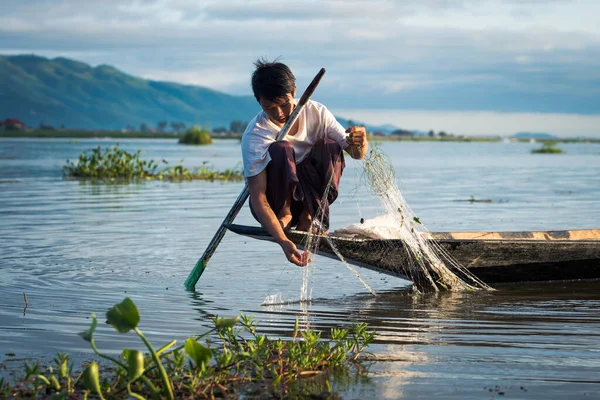 Myanmar Gölü. 17 Ağustos, 2019: inle Gölü 'nün geleneksel balıkçısı balık tutuyor.