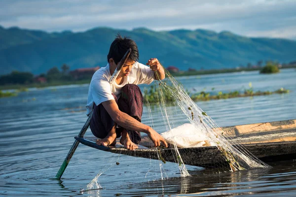 Myanmar Gölü. 17 Ağustos, 2019: inle Gölü 'nün geleneksel balıkçısı balık tutuyor.