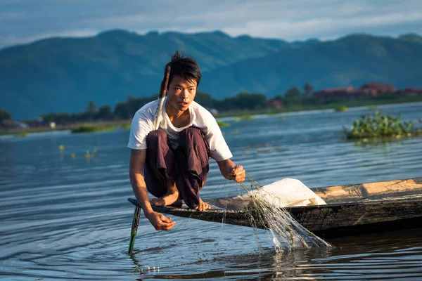 Myanmar Gölü. 17 Ağustos, 2019: inle Gölü 'nün geleneksel balıkçısı balık tutuyor.