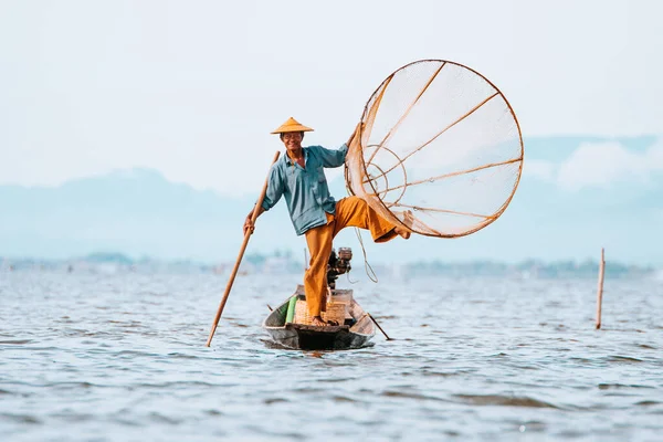 Myanmar Gölü. 17 Ağustos, 2019: inle Gölü 'nün geleneksel balıkçısı balık tutuyor.