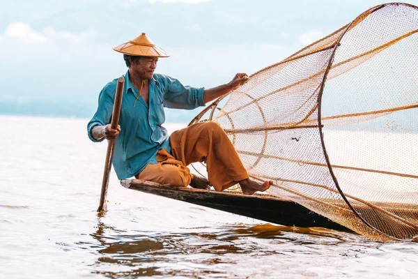 Myanmar Gölü. 17 Ağustos, 2019: inle Gölü 'nün geleneksel balıkçısı balık tutuyor.