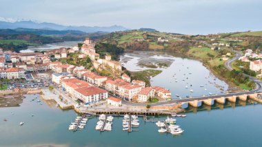 Cantabria, İspanya 'daki San Vicente de la Barquera geleneksel köyüne panoramik manzara