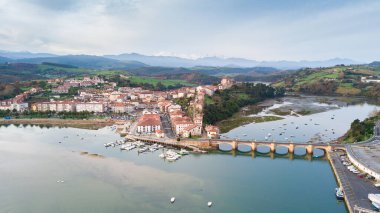 Cantabria, İspanya 'daki San Vicente de la Barquera geleneksel köyüne panoramik manzara