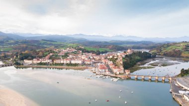 Cantabria, İspanya 'daki San Vicente de la Barquera geleneksel köyüne panoramik manzara