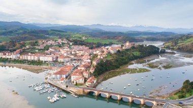 Cantabria, İspanya 'daki San Vicente de la Barquera geleneksel köyüne panoramik manzara