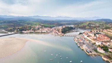 Cantabria, İspanya 'daki San Vicente de la Barquera geleneksel köyüne panoramik manzara