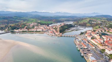 Cantabria, İspanya 'daki San Vicente de la Barquera geleneksel köyüne panoramik manzara