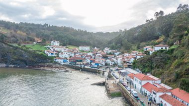 Cantabria, İspanya 'daki San Vicente de la Barquera geleneksel köyüne panoramik manzara