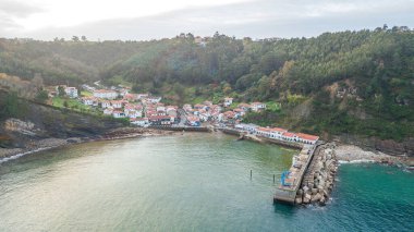 Cantabria, İspanya 'daki San Vicente de la Barquera geleneksel köyüne panoramik manzara