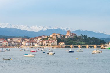 Cantabria, İspanya 'daki San Vicente de la Barquera geleneksel köyüne panoramik manzara