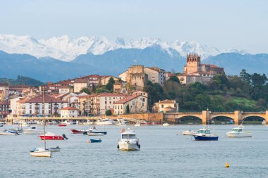 Cantabria, İspanya 'daki San Vicente de la Barquera geleneksel köyüne panoramik manzara