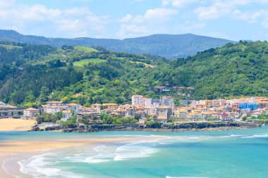 Bask balıkçı kasabasının ve sahil şeridinin havadan görünüşü