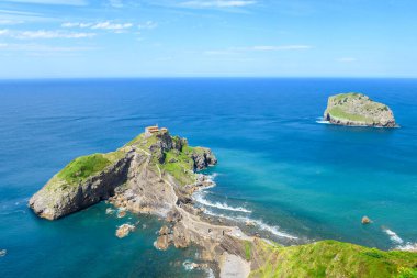 İspanya 'nın Bask ülkesindeki Gaztelugatxe adasına gün doğumu manzarası