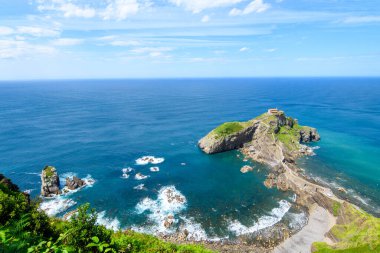 İspanya 'nın Bask ülkesindeki Gaztelugatxe adasına gün doğumu manzarası