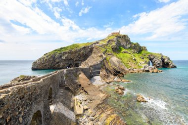 İspanya 'nın Bask ülkesindeki Gaztelugatxe adasına gün doğumu manzarası