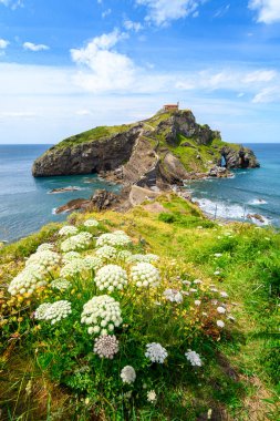 İspanya 'nın Bask ülkesindeki Gaztelugatxe adasına gün doğumu manzarası