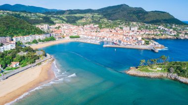 Bask balıkçı kasabasının ve sahil şeridinin havadan görünüşü