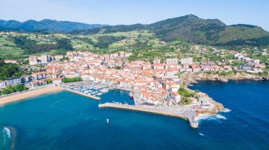 Bask balıkçı kasabasının ve sahil şeridinin havadan görünüşü