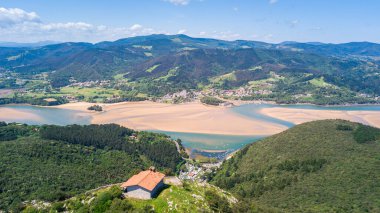 Bask balıkçı kasabasının ve sahil şeridinin havadan görünüşü