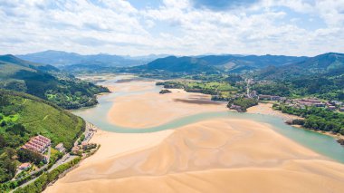 İspanya 'nın Bask bölgesindeki Urdaibai halklarının hava manzarası