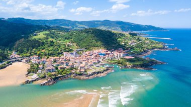 Bask balıkçı kasabasının ve sahil şeridinin havadan görünüşü