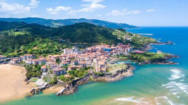 Bask balıkçı kasabasının ve sahil şeridinin havadan görünüşü