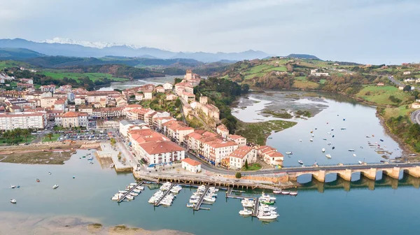 Cantabria, İspanya 'daki San Vicente de la Barquera geleneksel köyüne panoramik manzara