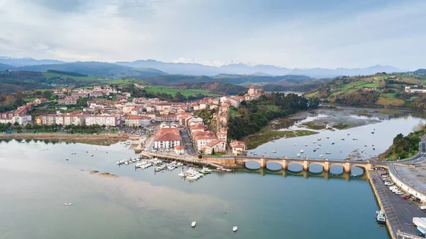 Cantabria, İspanya 'daki San Vicente de la Barquera geleneksel köyüne panoramik manzara