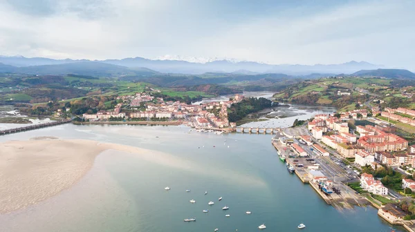 Cantabria, İspanya 'daki San Vicente de la Barquera geleneksel köyüne panoramik manzara