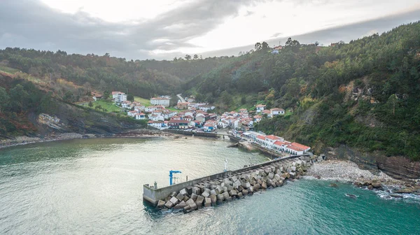 Cantabria, İspanya 'daki San Vicente de la Barquera geleneksel köyüne panoramik manzara