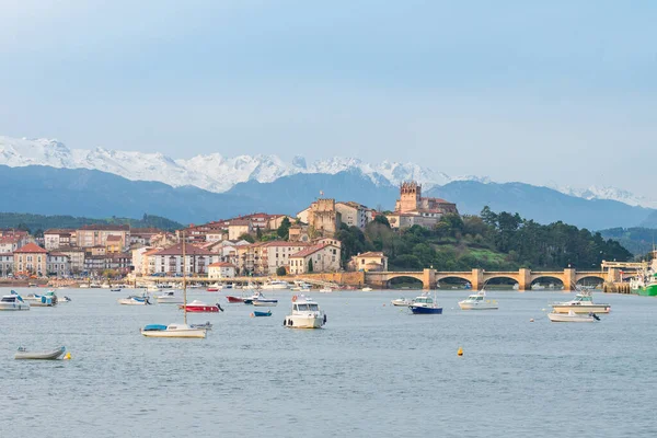 Cantabria, İspanya 'daki San Vicente de la Barquera geleneksel köyüne panoramik manzara