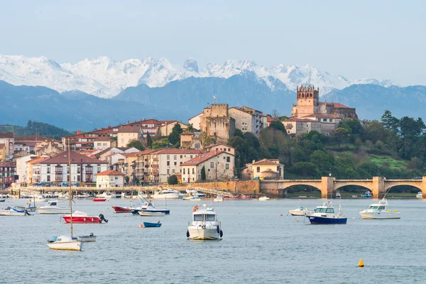 Cantabria, İspanya 'daki San Vicente de la Barquera geleneksel köyüne panoramik manzara