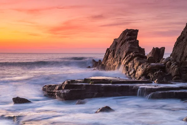 Rocky Sahili 'nde harika bir gün batımı