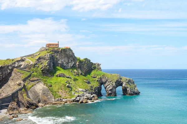 İspanya 'nın Bask ülkesindeki Gaztelugatxe adasına gün doğumu manzarası