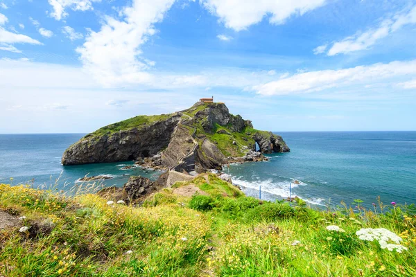 İspanya 'nın Bask ülkesindeki Gaztelugatxe adasına gün doğumu manzarası